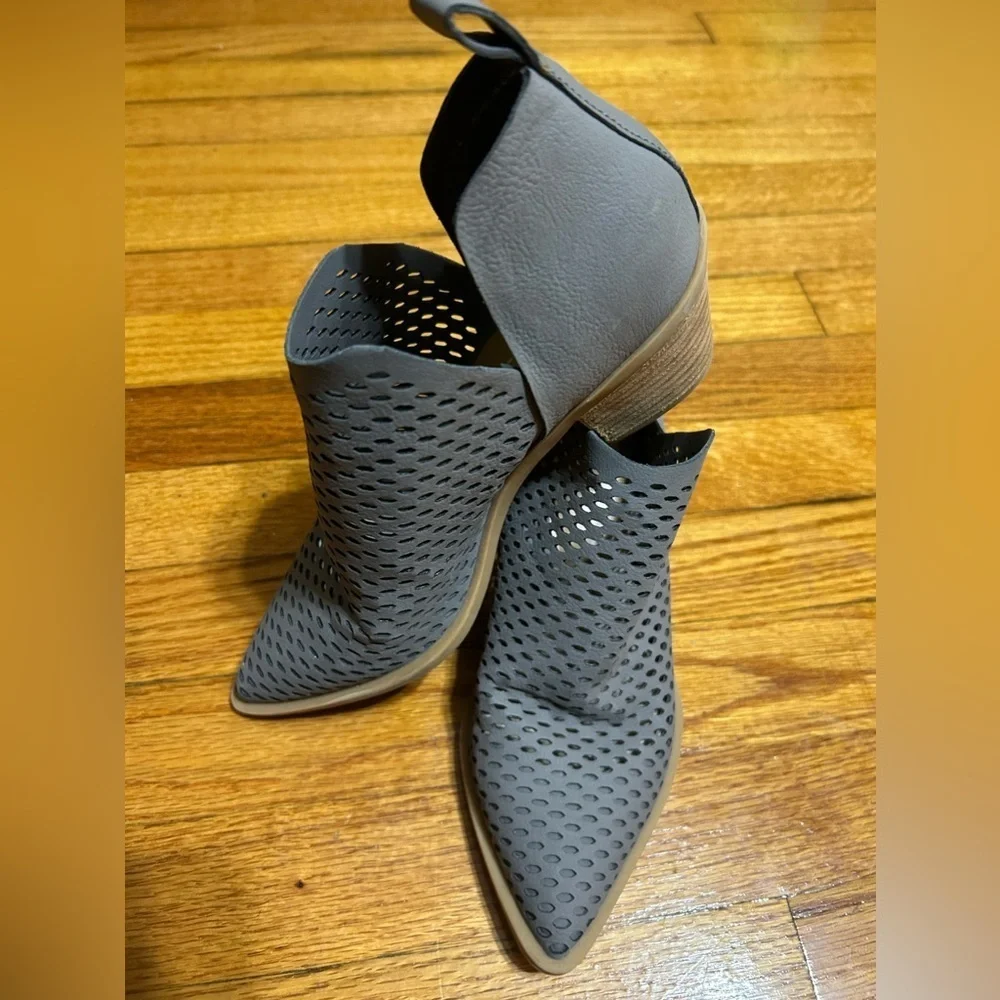 Dolce Vita Boots Womens 6 Gray Laser Cut Pointed Toe Bootie Block Heels